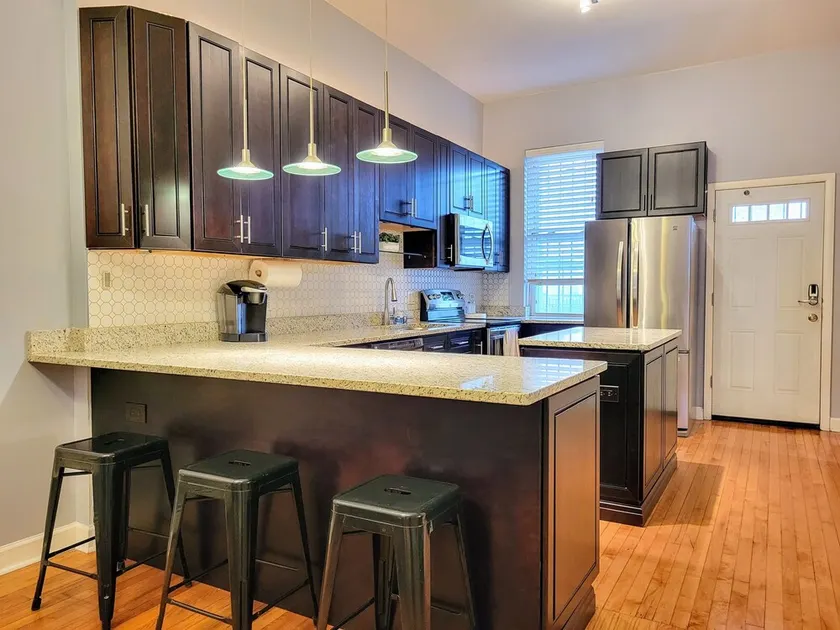 23rd St - Modern 2 Bedroom with Parking - near McCormick Place, Chinatown - Image 1