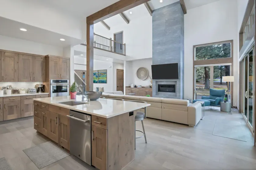 Deschutes Executive Retreat - 6BR Luxury Rental - Image 1
