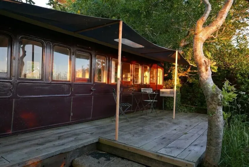 Unique and Magnificently Situated 8 acre Waterside Artists' Retreat Carriage - Image 1