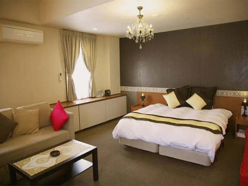 Royal Garden Hotel - Image 1