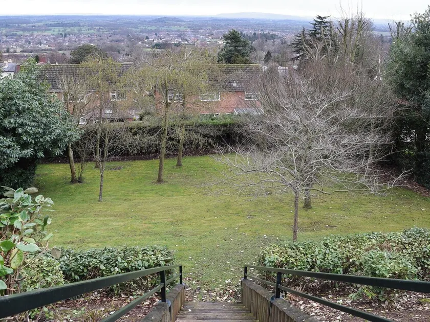 2 bedroom accommodation in Great Malvern - Image 1