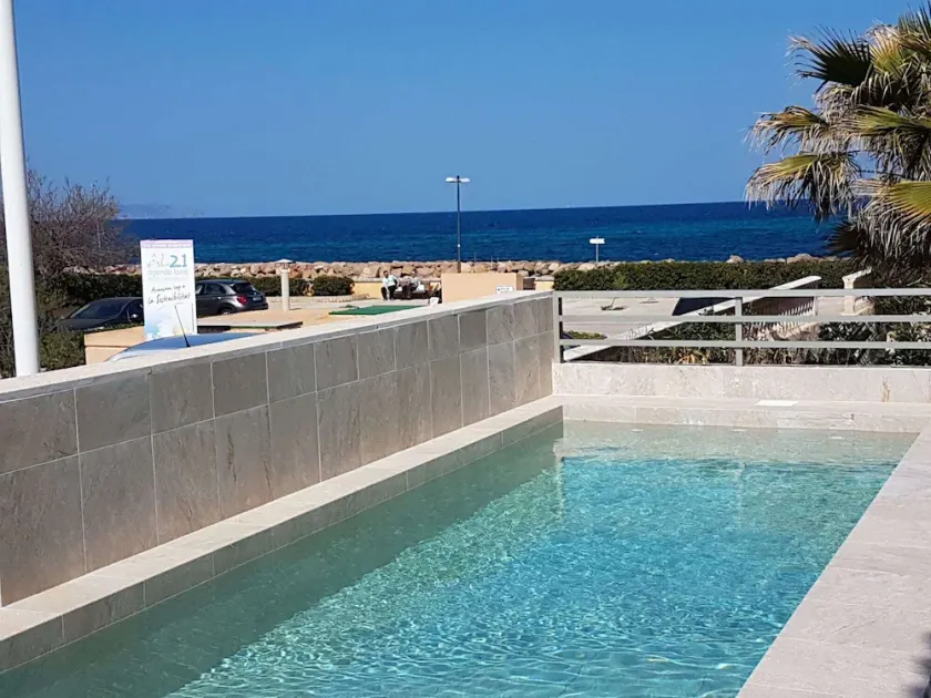 MARINA PORT Sea views, beach 50m, wireless internet, large terraces. - Image 1