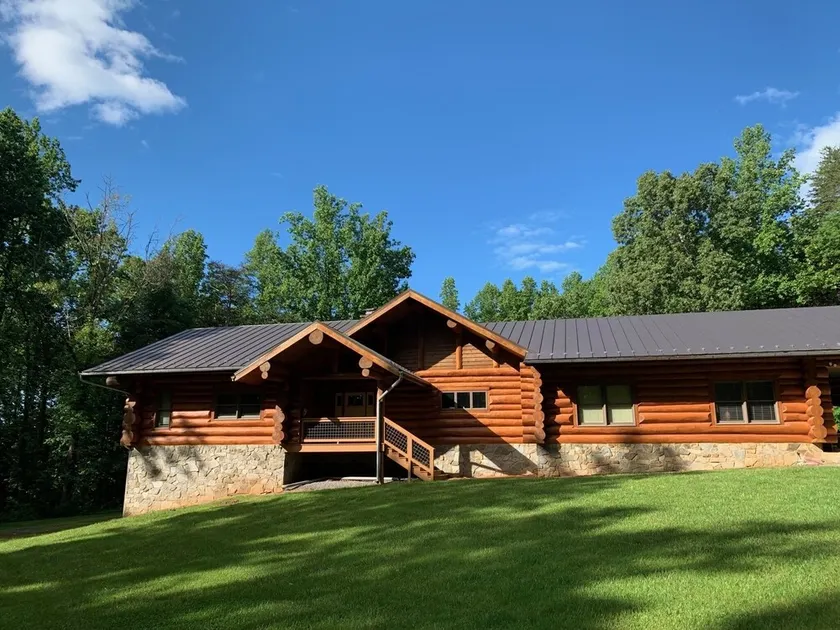 Relaxing log home on a private mountainside in Rappahannock County, Virginia - Image 1