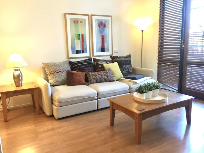 Central Loft Apartment Free Parking - Image 1