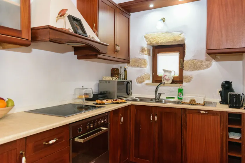 Villa de pedra de luxo com jacuzzi ao ar livre, piscina privada e móveis antigos - Image 1