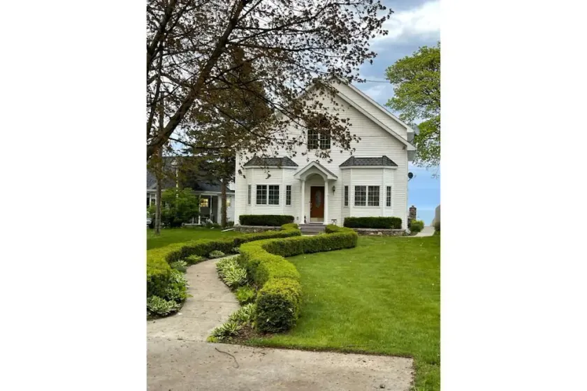 Lakefront 9 bedroom house sleeps 21+ - Image 1