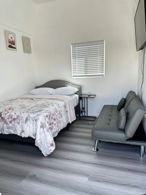 Tiny house, private with Free parking. - Image 1
