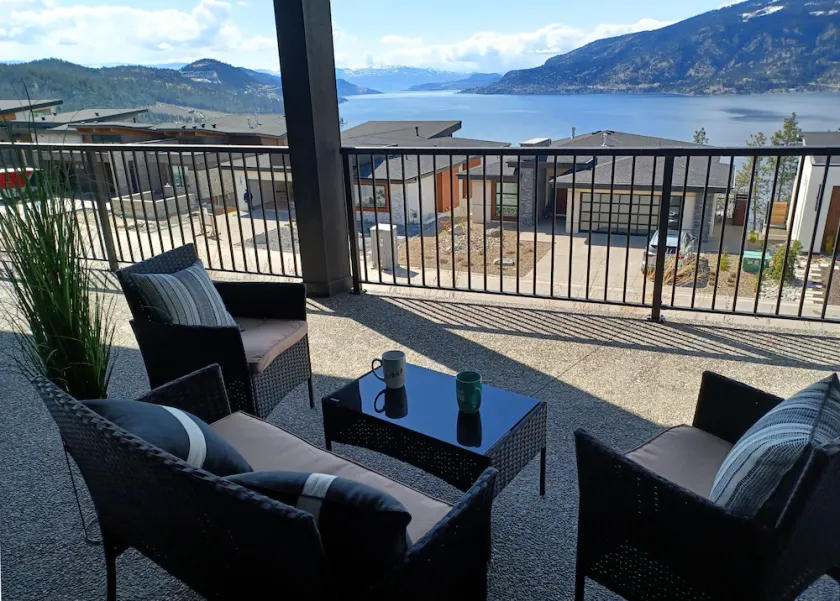 Beautiful 2 bed 2 bath with incredible lake view!! - Image 1