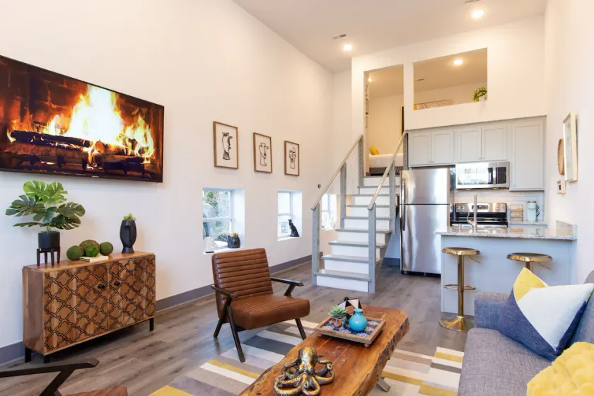 Charming Tiny House W/ Free Parking - Image 1