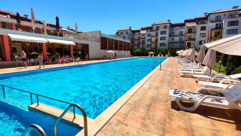 Cozy 1-bedroom Apartment with Pool - Image 1