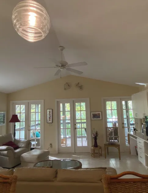 2 min walk, beachside pool, bar and outside dining, 16tennis courts .Gated. - Image 1
