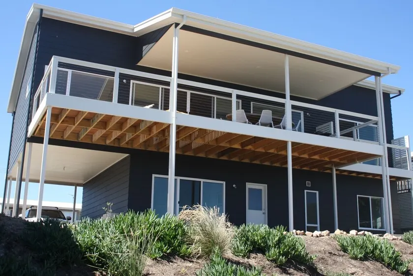 Middleton Surfers Beach - “Black Cockatoo”: Sea Views, 200m to Beach & Modern - Image 1