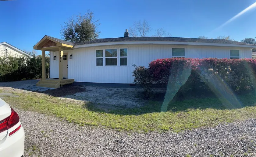 Wrightsville Ave Beach Cottage - with HUGE Fenced In Backyard - Pet Friendly - Image 1
