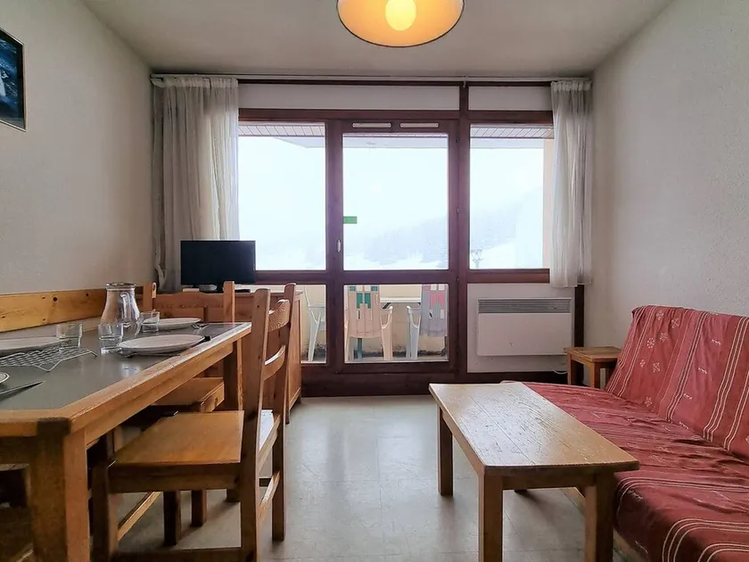 Sunny 2-Room Apartment with Balcony, Near Slopes, Free Wi-Fi & Parking – Sleeps 6 - Image 1