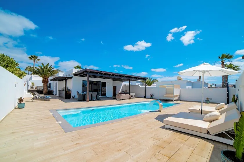 Beautiful Puerto Del Carmen Villa 3 Bedrooms Villa Crystal Private Pool - Image 1