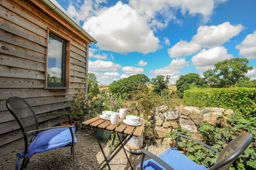 LILLEMOR, pet friendly, character holiday cottage in Whiddon Down - Image 1