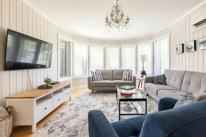 Stunning Lakeside Retreat with Sunroom, Wifi, Private beach and endless Sunsets! - Image 1