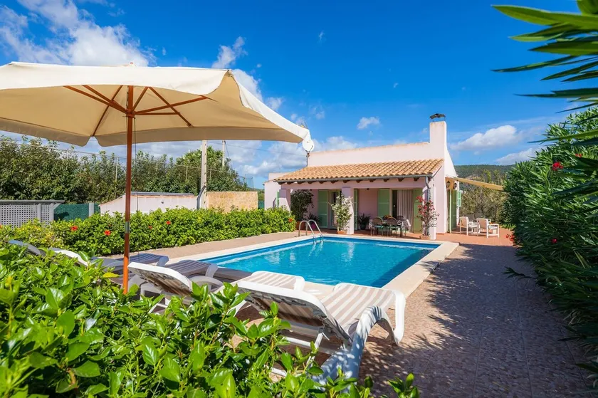 Air-Conditioned Holiday Home by the Sea with Pool, Garden, Terrace & Wi-Fi - Image 1