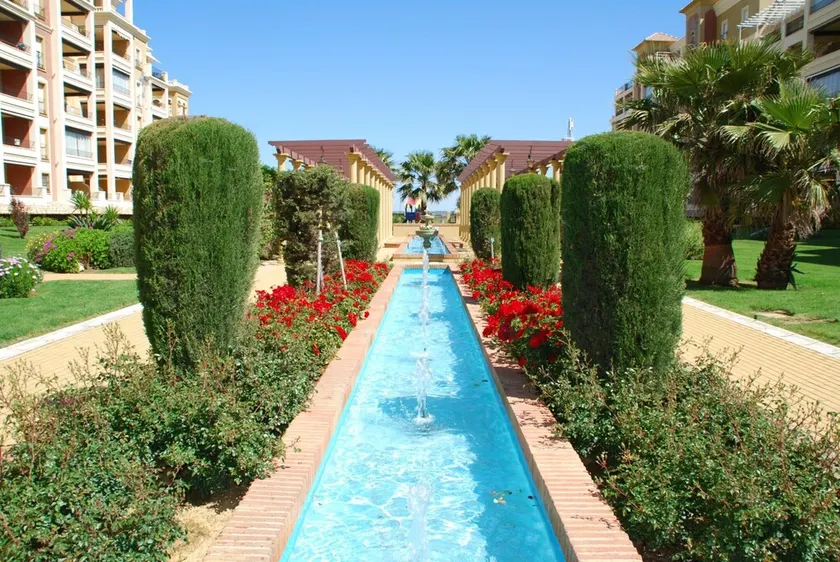 Garden-View Flat Near the Sea - Image 1