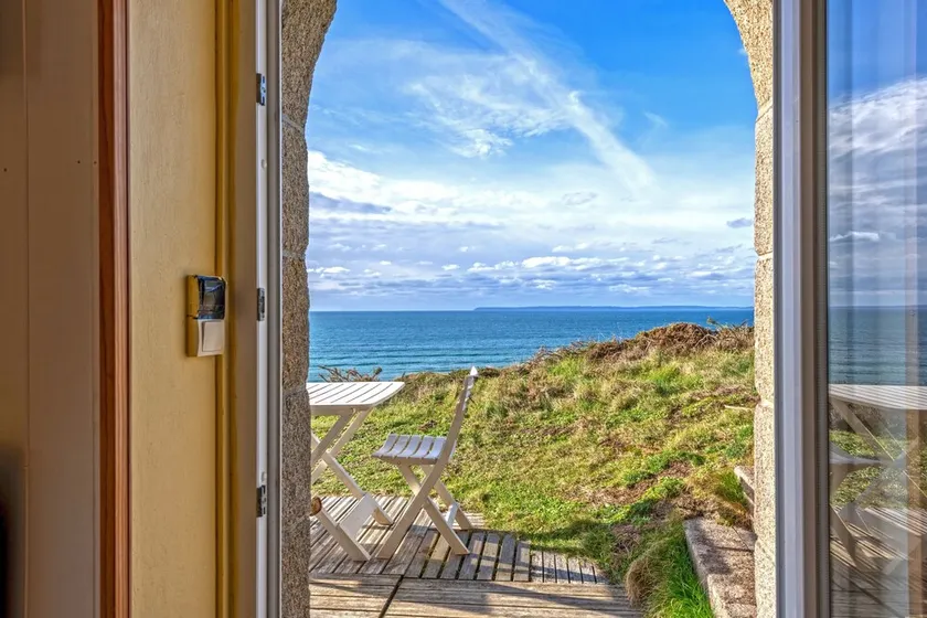 Monolocale 'Vue Sur Mer' con Vista Mare, Terrazza Privata e Wi-Fi - Image 1