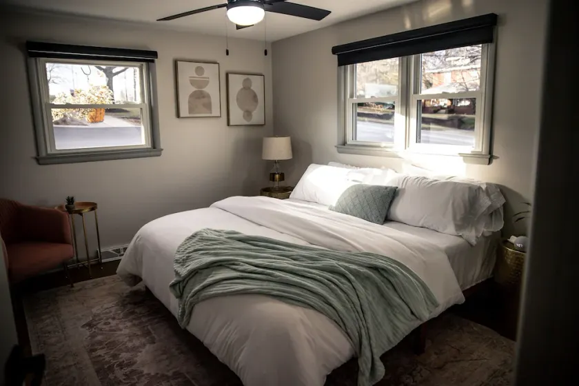 Hot tub, king beds, sleeps up to 8, walking distance to downtown Sugarcreek - Image 1