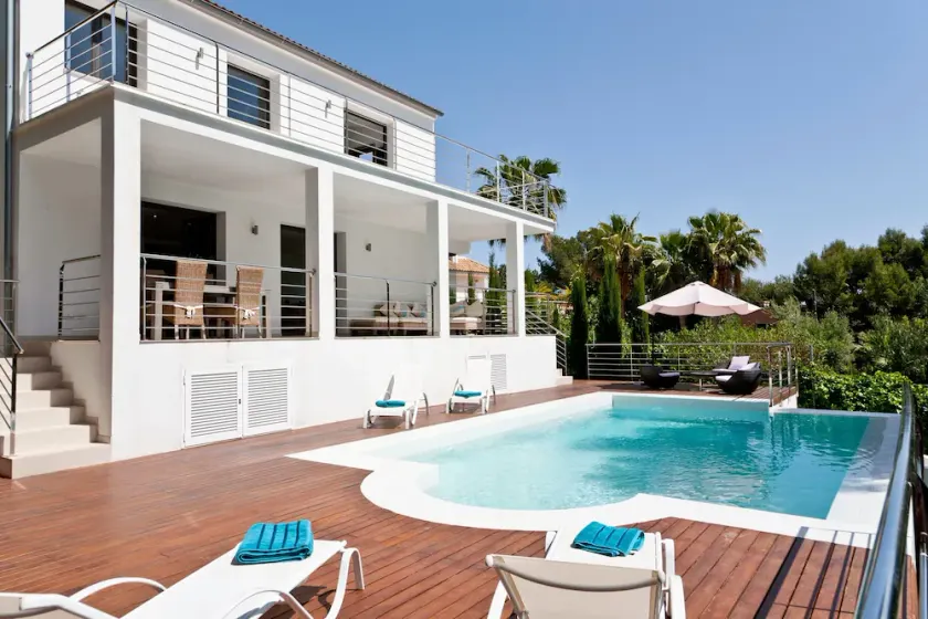 Modern villa med stor saltvattenpool, luftkonditionering, WiFi - Image 1