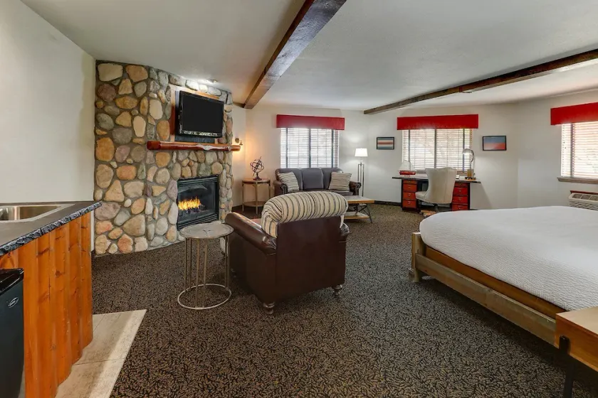 Theme Suite w/ Fireplace & Dry Bar! Stoney Creek Peoria | 2 Units - Image 1