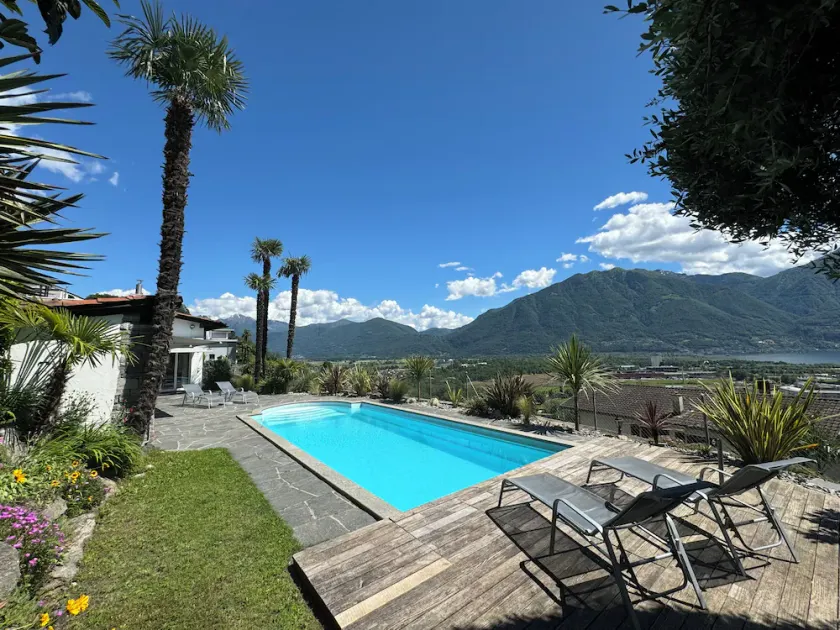 Casa de férias fantástica com piscina privada aquecida e vista para o lago - Image 1