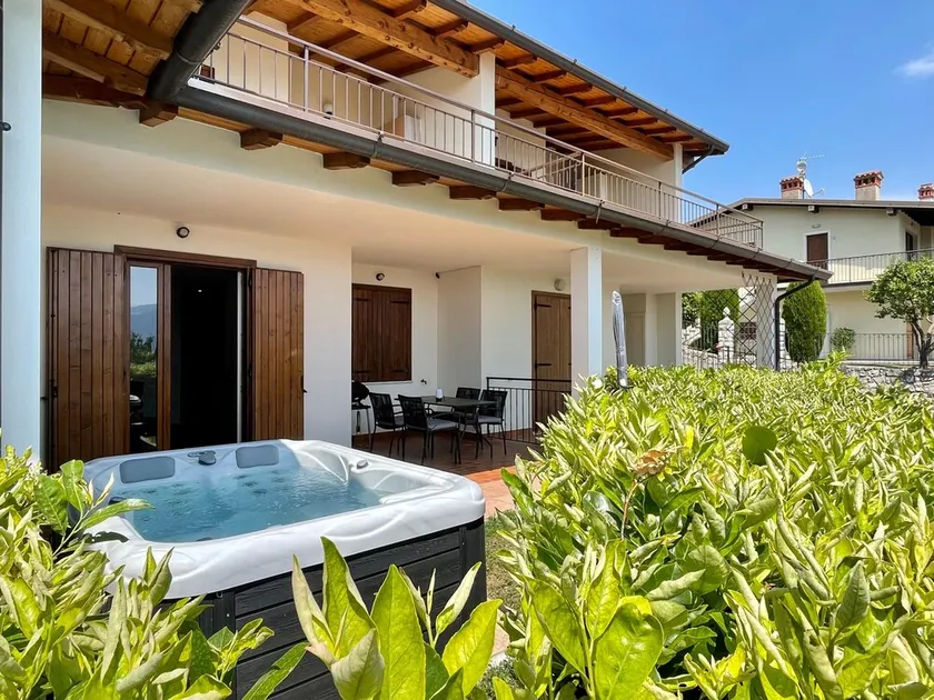 Nueva exclusiva Suite Perlago con jardín y jacuzzi privado - Image 1