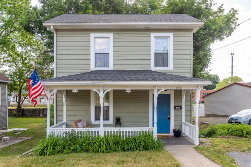 House on cul-de-sac - Image 1