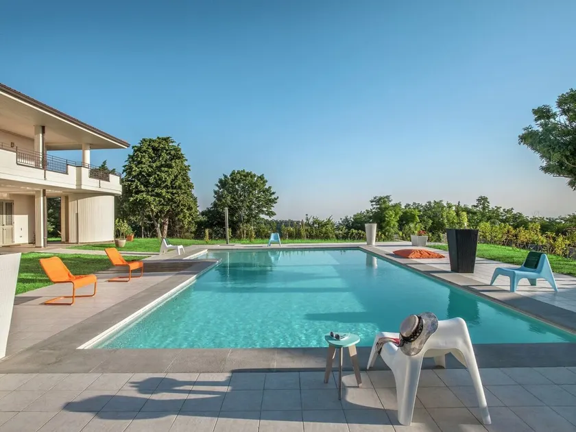 Spacious Villa With Pool - Image 1