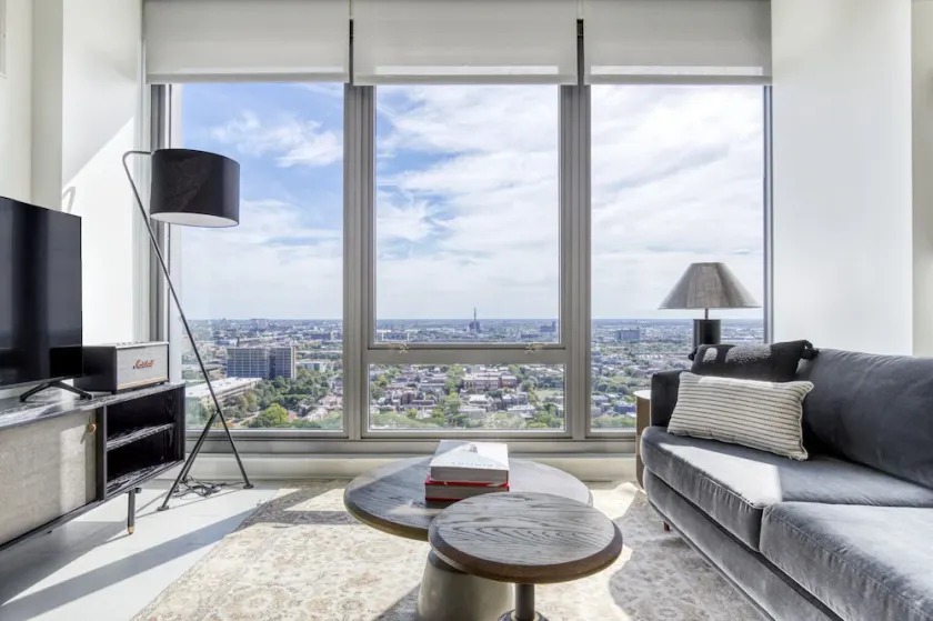 Luxe West Loop Studio w/ Gym, Pool, Coworking, walk to UIC, by Blueground - Image 1