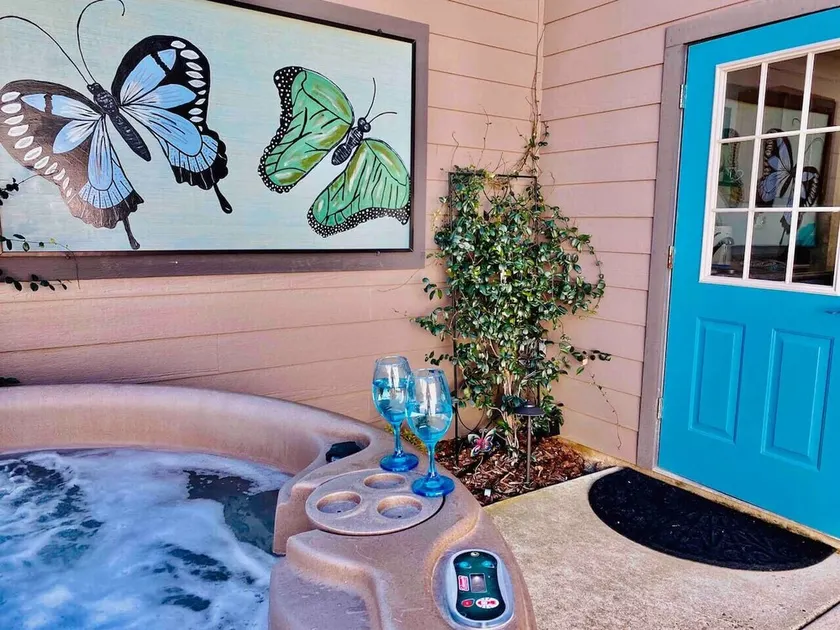 Butterfly Suite Hot Tub BBQ Private - Image 1
