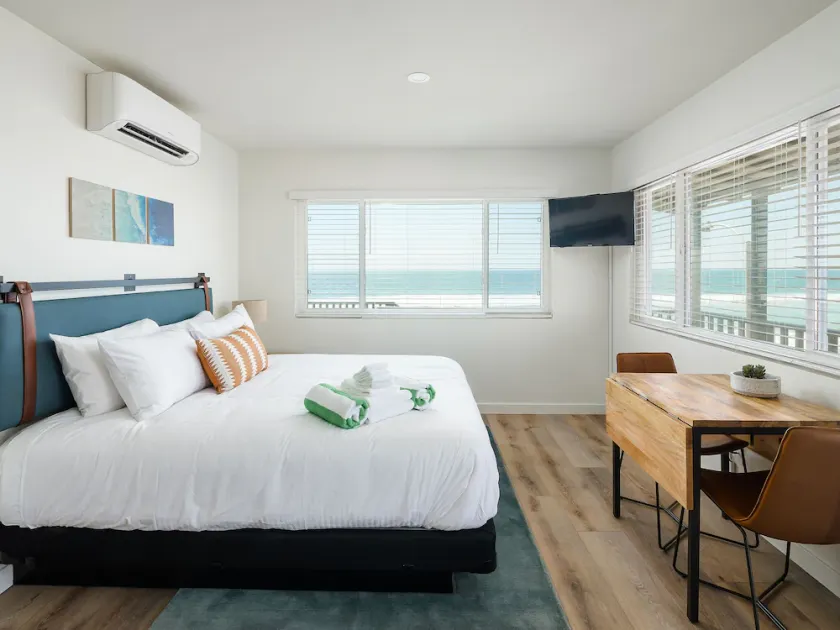Oceanfront Corner Studio with Cal King (306) - Image 1