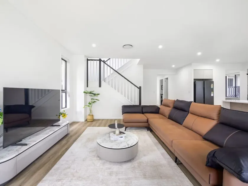Modern Elegance Spacious 5BR Retreat in Rochedale - Image 1