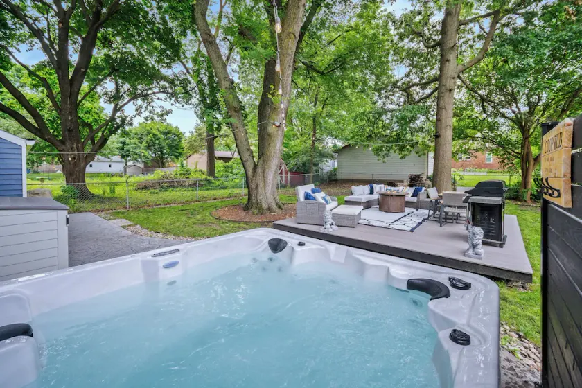 Near Drake/Downtown packed w/Amenities - Hot Tub - Movie Theater - Image 1