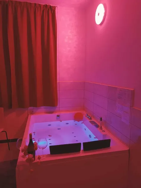 Lovers' Nest - Spa Apartment - Image 1