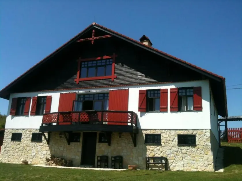 Stunning views, cozy setting, nature, pet friendly - Image 1