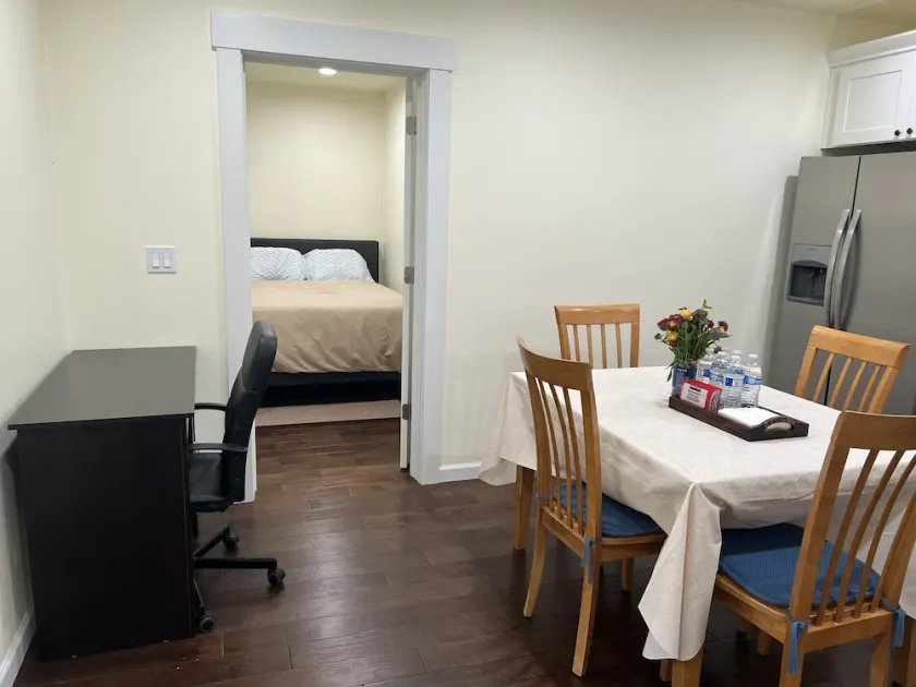 Spacious 1 bedroom apartment <br>2 mins to shopping malls and restaurants - Image 1