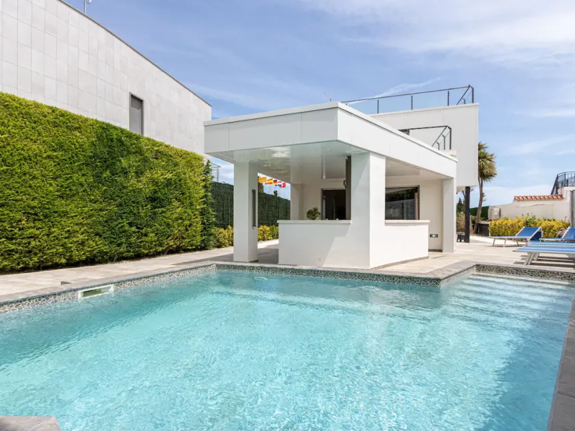 Moderne Villa mit Pool, Wi-Fi, Klimaanlage, BBQ und Parkplatz in Sant Pere Pescador - Image 1
