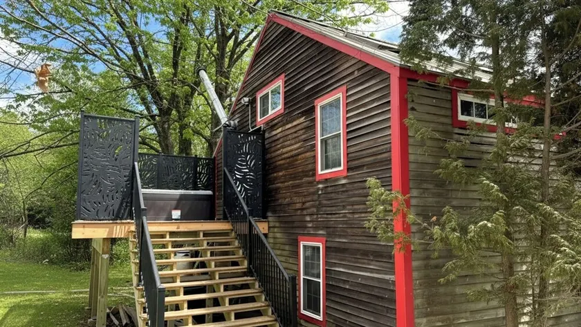 Skylight Barn Retreat w/ Hot Tub Near Highland - Image 1