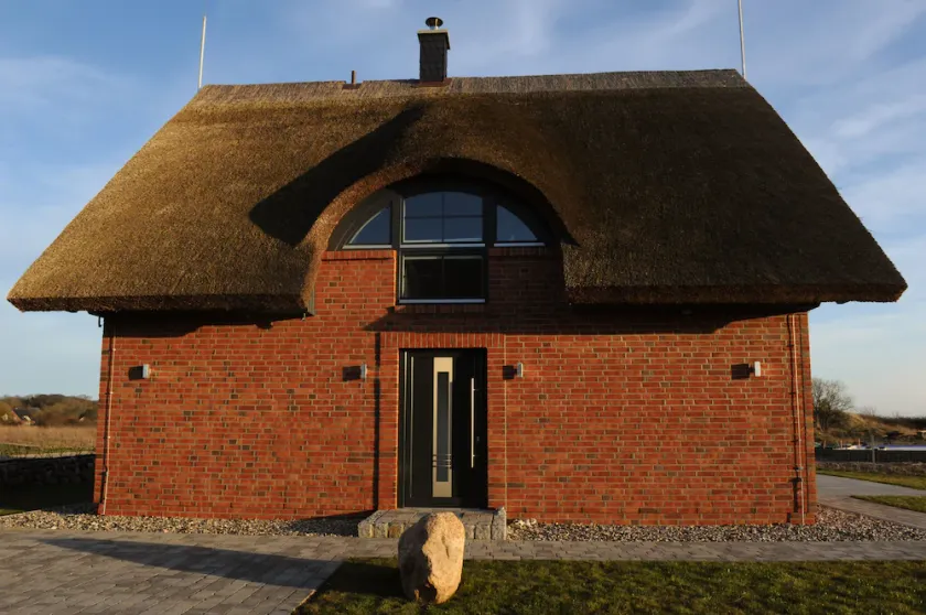 Moderne sommerhus tæt på stranden (400m) og direkte udsigt over søen - Image 1