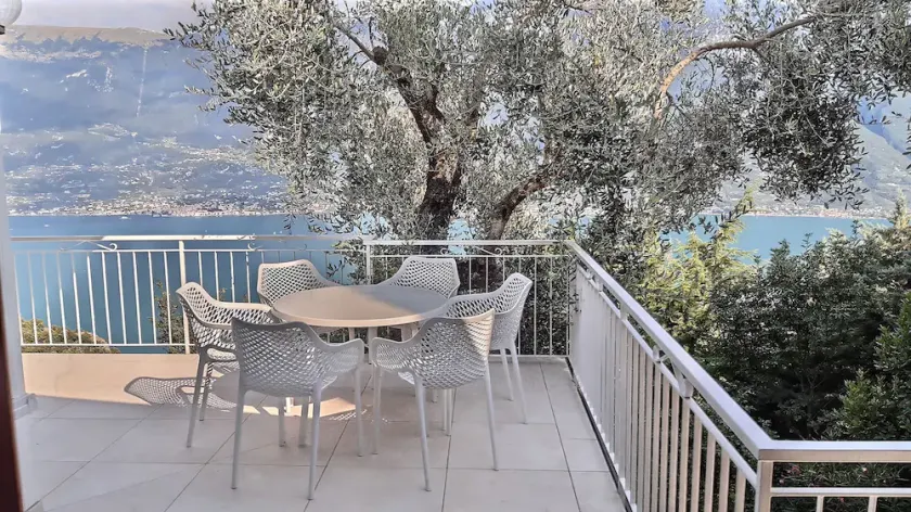 Villa med fantastisk sjöutsikt och privat saltvattenpool - Image 1