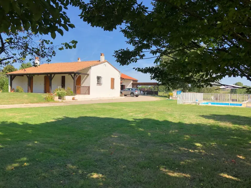 Fenced family home with a private pool; the house is air-conditioned. - Image 1