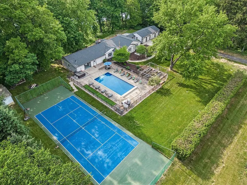 On the Water, private Pool, large Hot tub, Kayaks, sleeps 16, escape to Michigan - Image 1