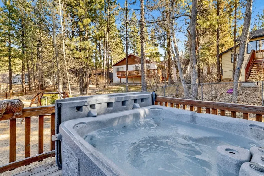 Little Cubs Fox Farm Retreat w/ Hot Tub + Games - Image 1