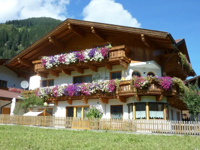Beautiful, modern apartment in a quiet, central location with mountain views - Image 1
