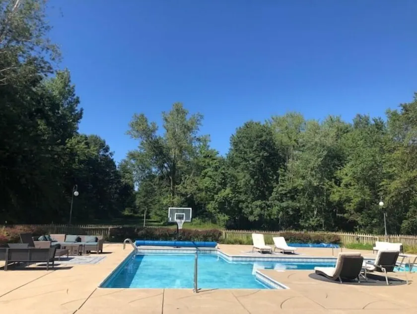 Farmhouse with private pool/hot tub on 50 acres - Image 1