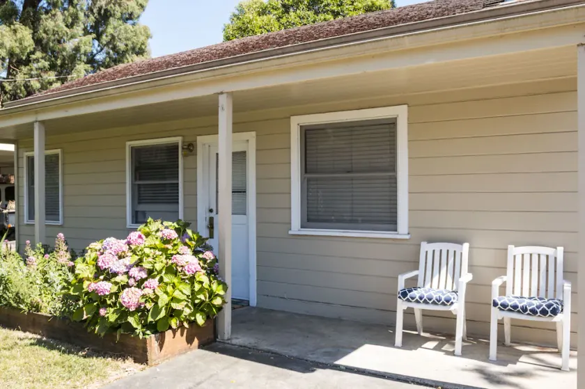 1 Bedroom Cottage Walking Distance to Down Town - Image 1