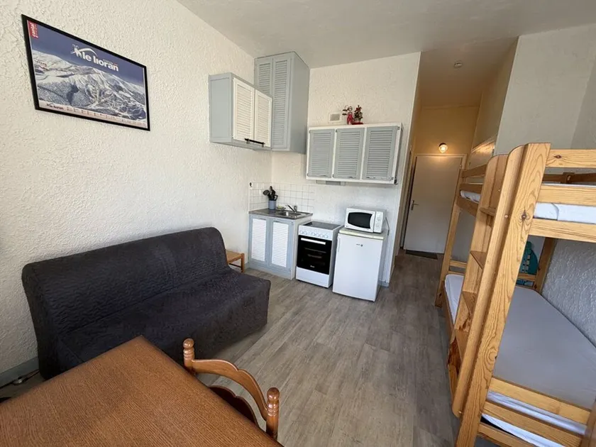 Cozy Studio for 4, South-Facing Balcony, Heart of Ski Resort - Image 1